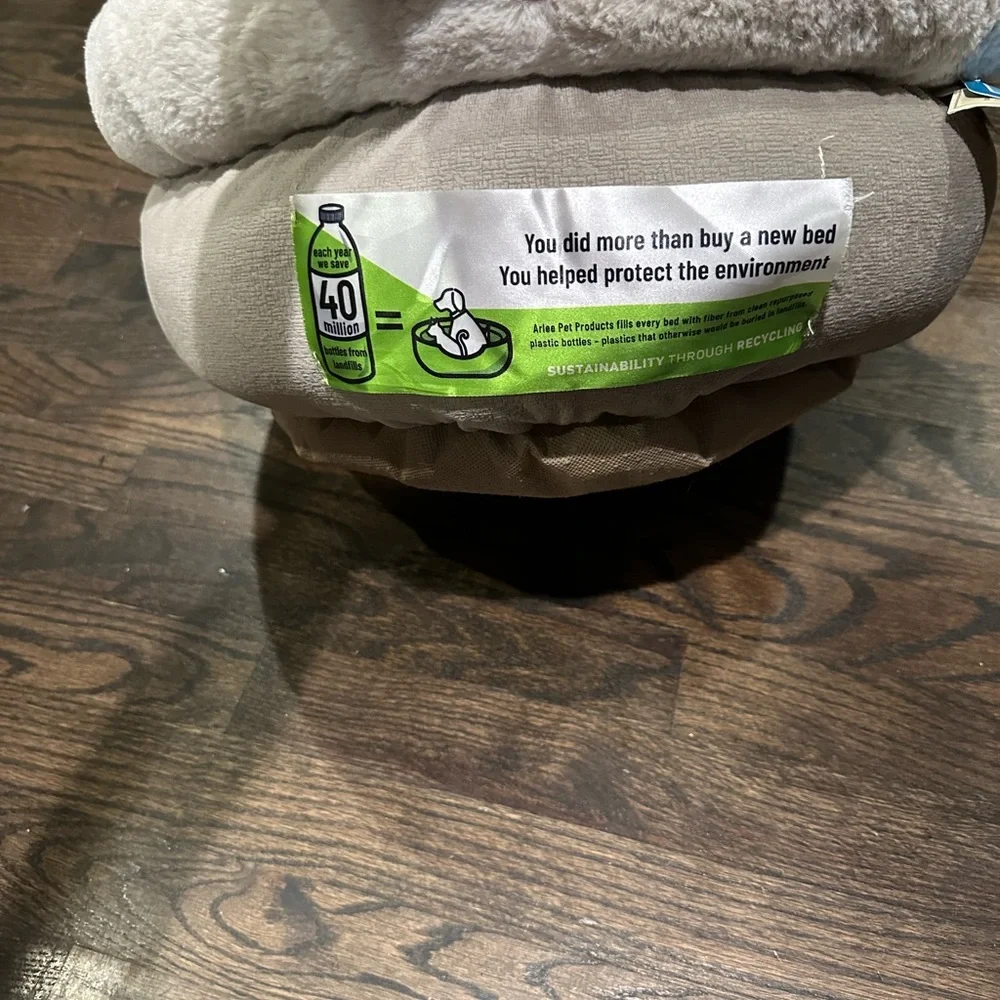 Cozy Cream Pet Bed dog or cat- NEW! Have 1 left